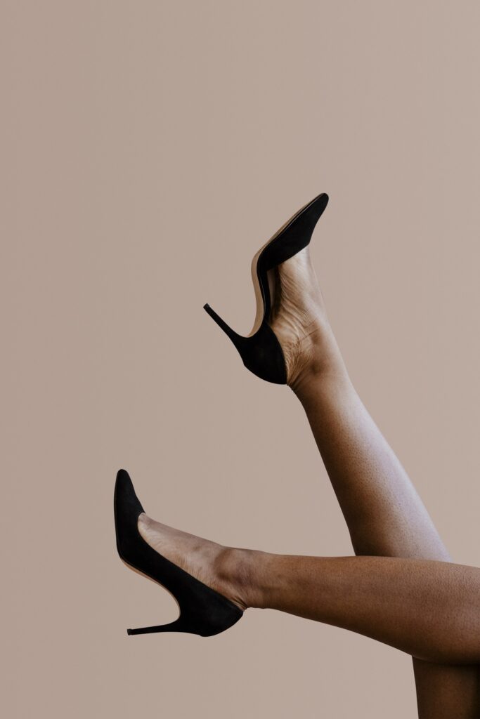 Pernas femininas com sapatos de salto alto